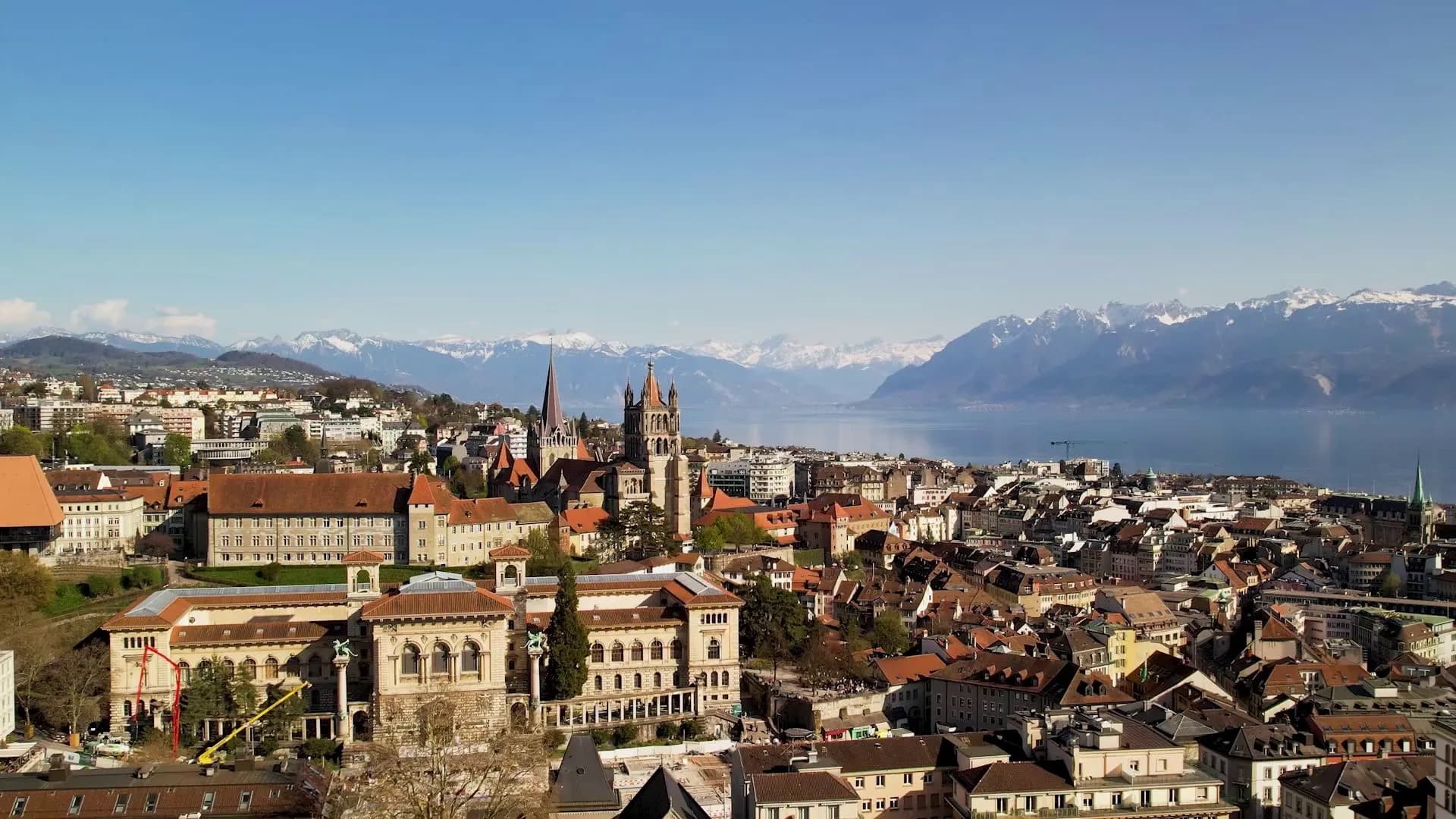 Vue aérienne de Lausanne, du lac Léman et des Alpes en Suisse romande